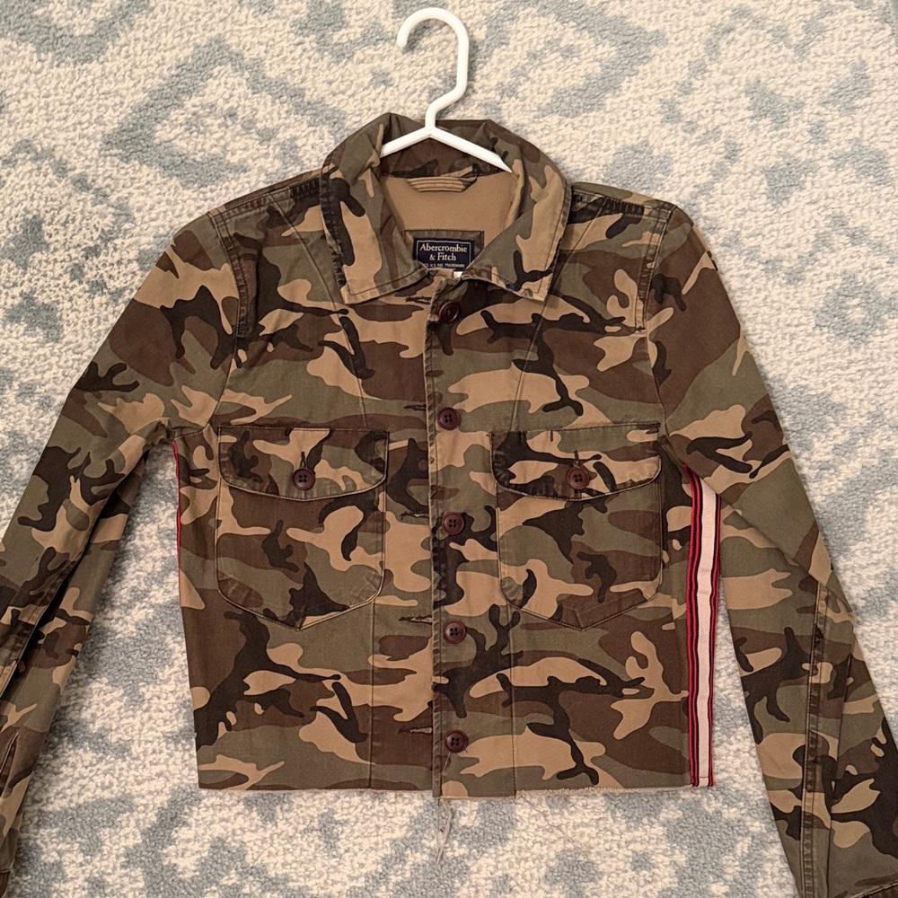Abercrombie & Fitch Cropped Camo Jacket